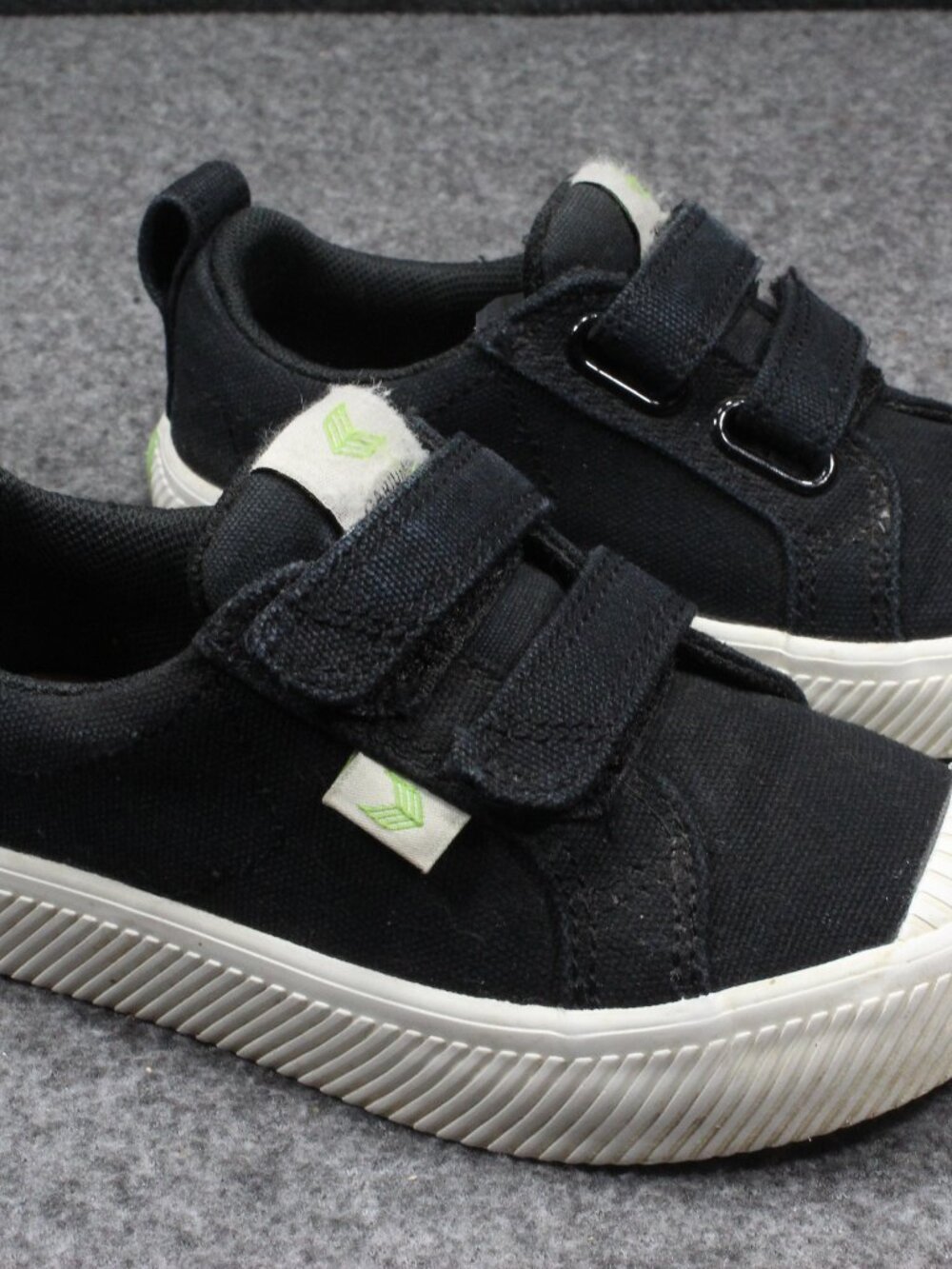 Cariuma OCA Low Canvas Toddlers Black White Sneakers Unisex Size 8 Toddler